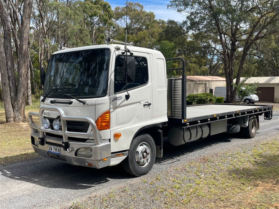 <p>2003 Hino FD1J 4 x 2 Tray Body Truck</p>