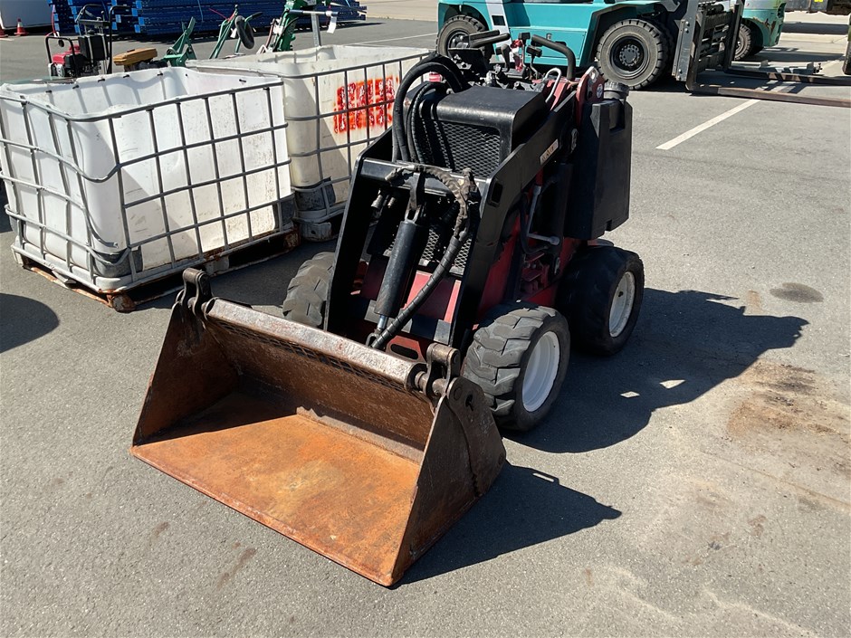 <p>Toro 320D Mini Loader</p>