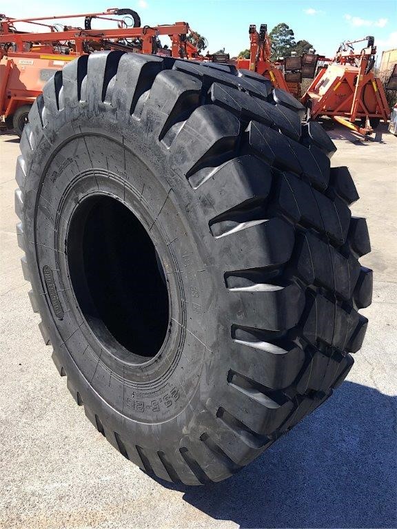 Quantity of 1 23.5-25 Earthmoving Tyre (Unused)