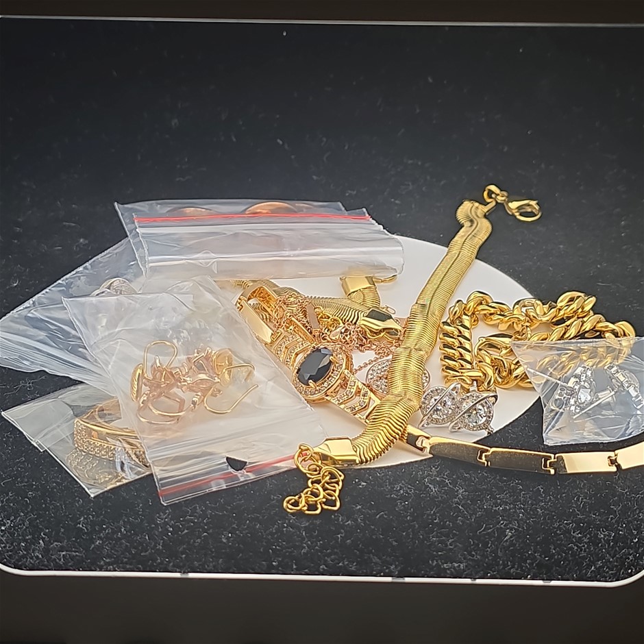 18K gold-plated mixed lot of 10 items perfect for a Christmas gift.