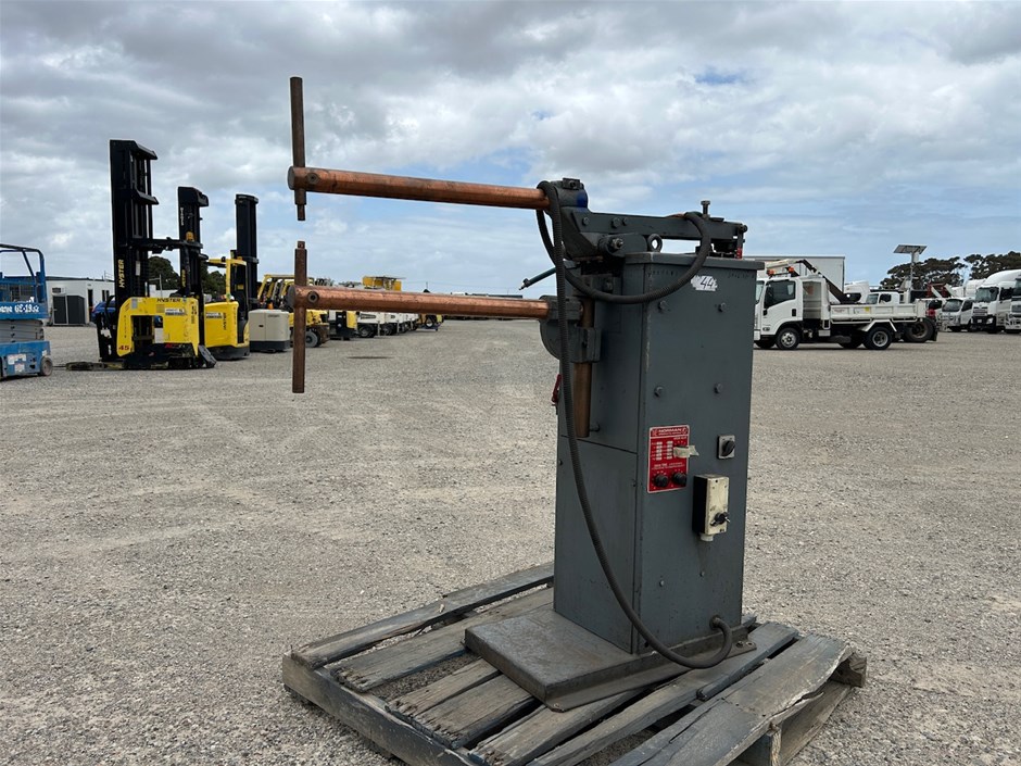 <p>Norman Engineering Spot Welder</p>
