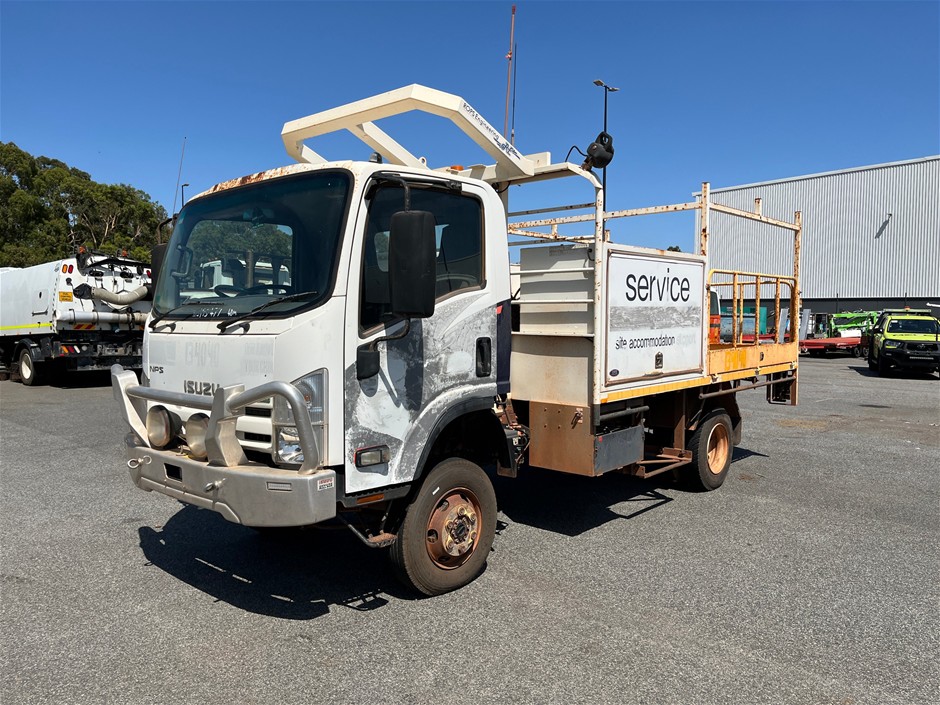 Unreserved 2014 Isuzu NPS 4 x 4 Tray Body Truck
