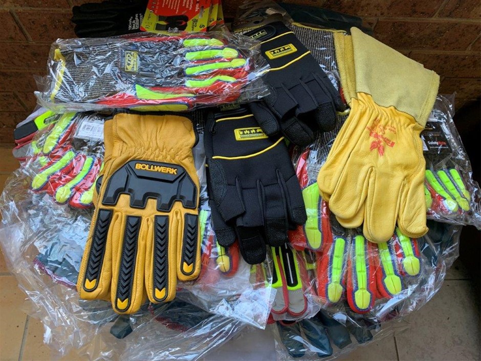 Large Quantity of Quality Tradesman's Gloves - Qty 30