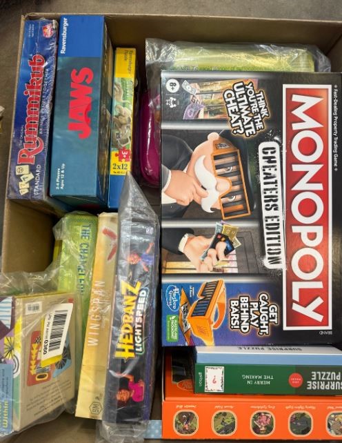 BOX OF ASSORTED BOARDGAMES/PUZZLE TOYS Including: Monopoly, Bluey, Hedbanz,