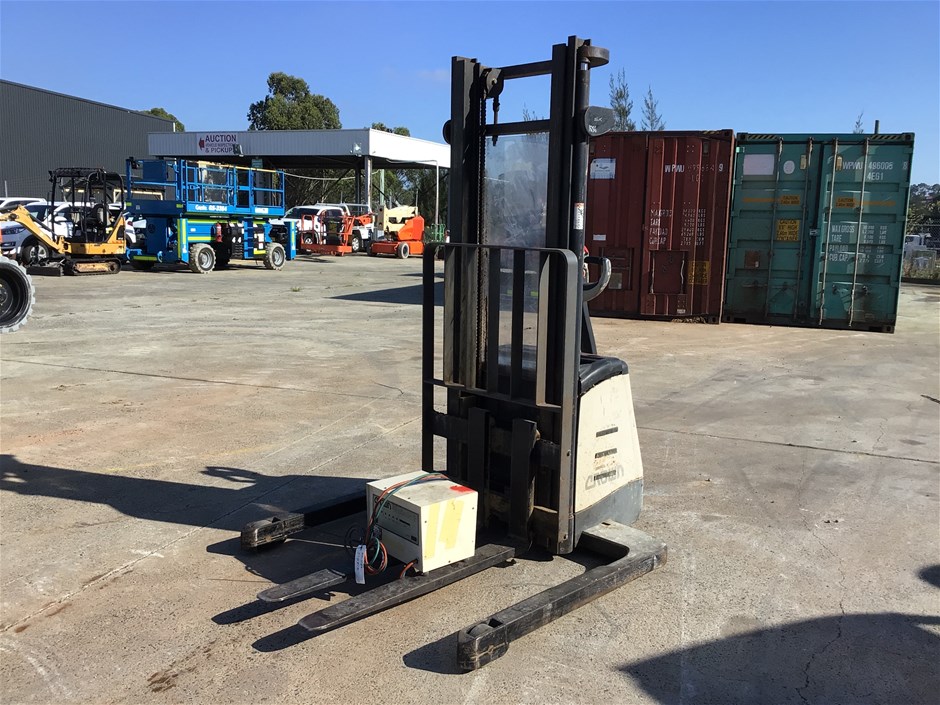 Crown SX3030TL3220 Walkie Reach Truck
