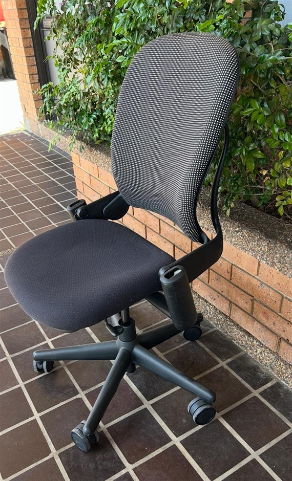 Steelcase Ergonomic Office Chair (Armless) (Sample Images Used)