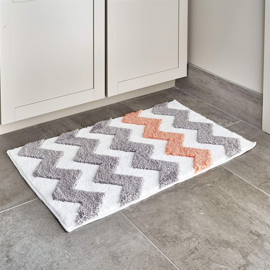 INTERDESIGN Microfiber Chevron Rug, 86CM x 53cm, Light Gray/Coral