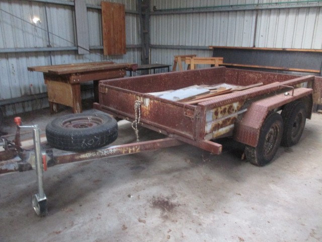 Tandem trailer with brakes