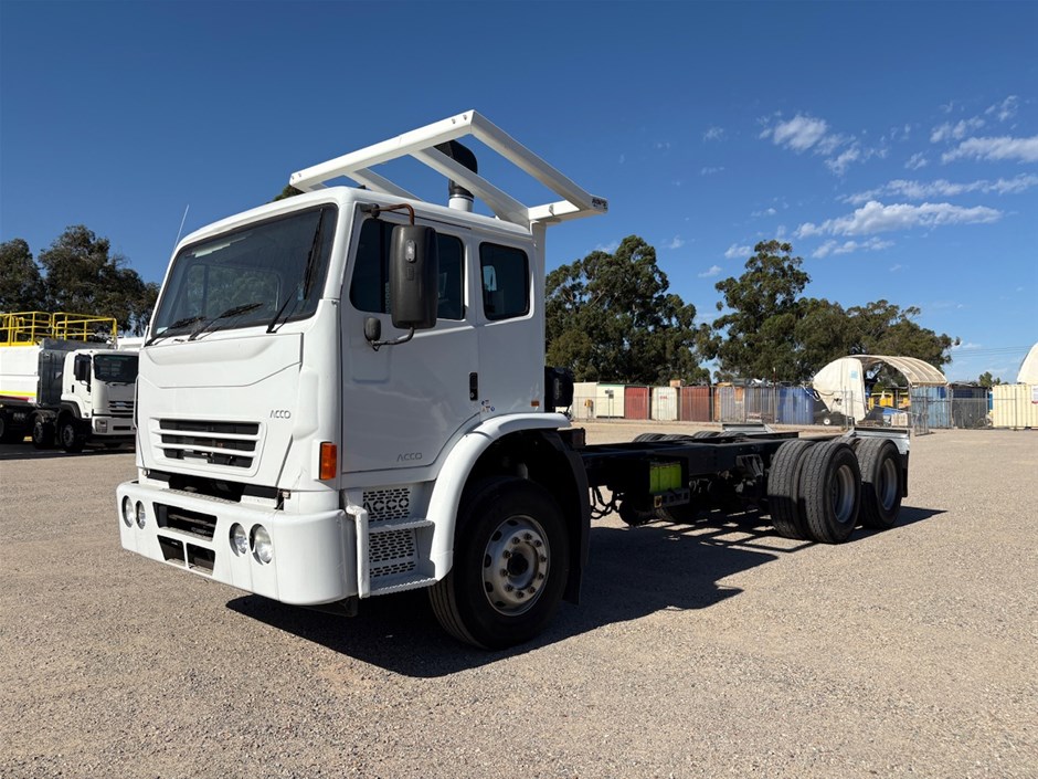 <p>2014 Iveco Acco 6 x 4 Tray Body Truck</p>