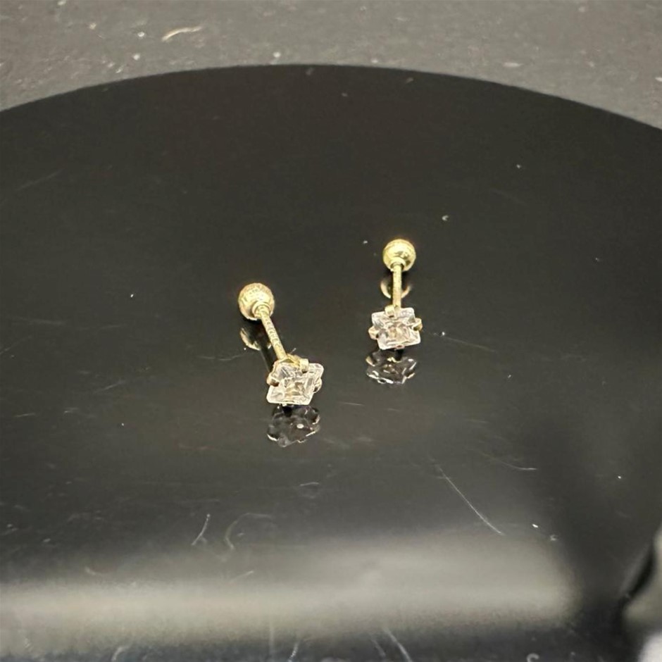 Last Piece - Minimalist Earrings in Gold