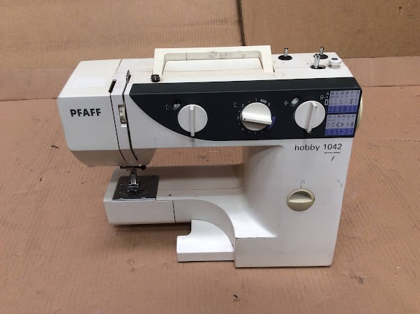Pfaff Hobby 1042 Sewing Machine