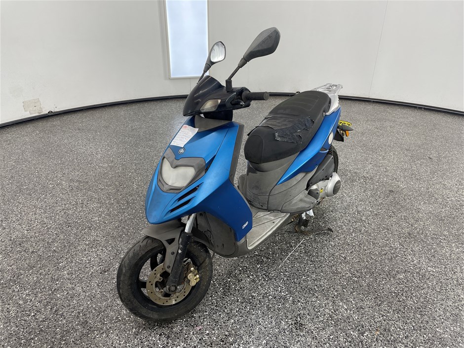 <p>2016 Piagio PSI M70 Motorcycle</p>