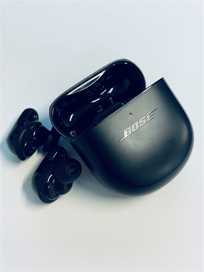 BOSE QC II earbuds with charging case