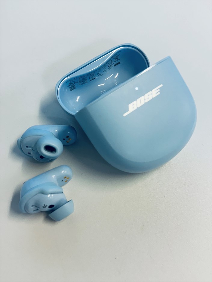 BOSE QC II earbuds with charging case