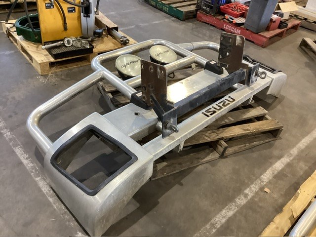 <p>Isuzu Truck Bull Bar And Mounting Bracket</p>