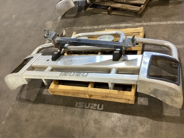 <p>Isuzu Truck Bull Bar And Mounting Bracket</p>