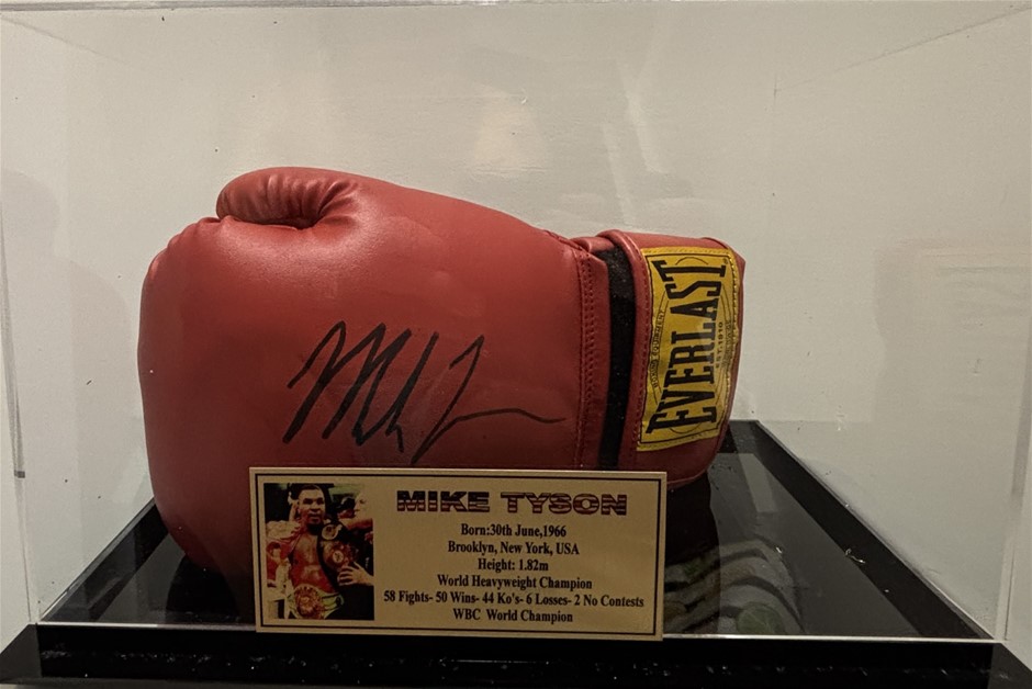 MIKE TYSON SIGNED EVERLAST GLOVE IS DISPLAY CASE