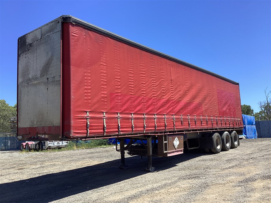 <p>2013 Bulldog TriAxle Triaxle Curtainsider Trailer</p>
