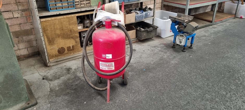 Air operated sand blasting machine