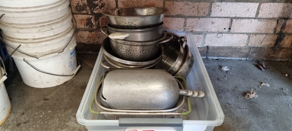 Sifting and stainless steel bowls