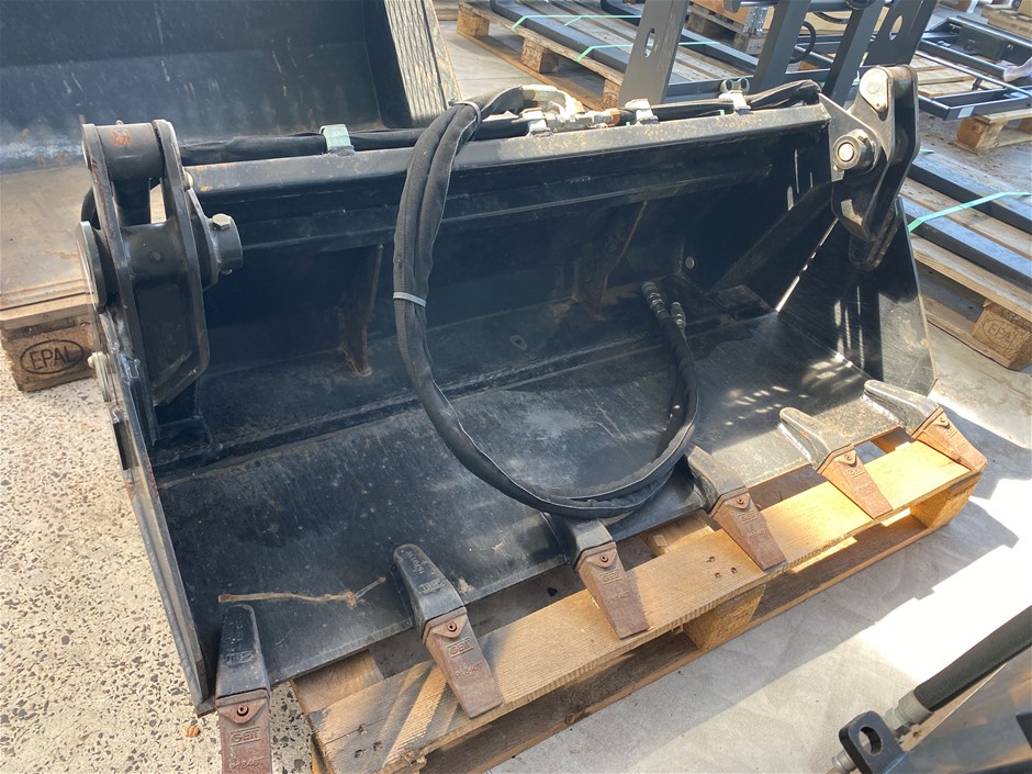 Unused Versatach Toothed Multi-Purpose Mini Loader Bucket