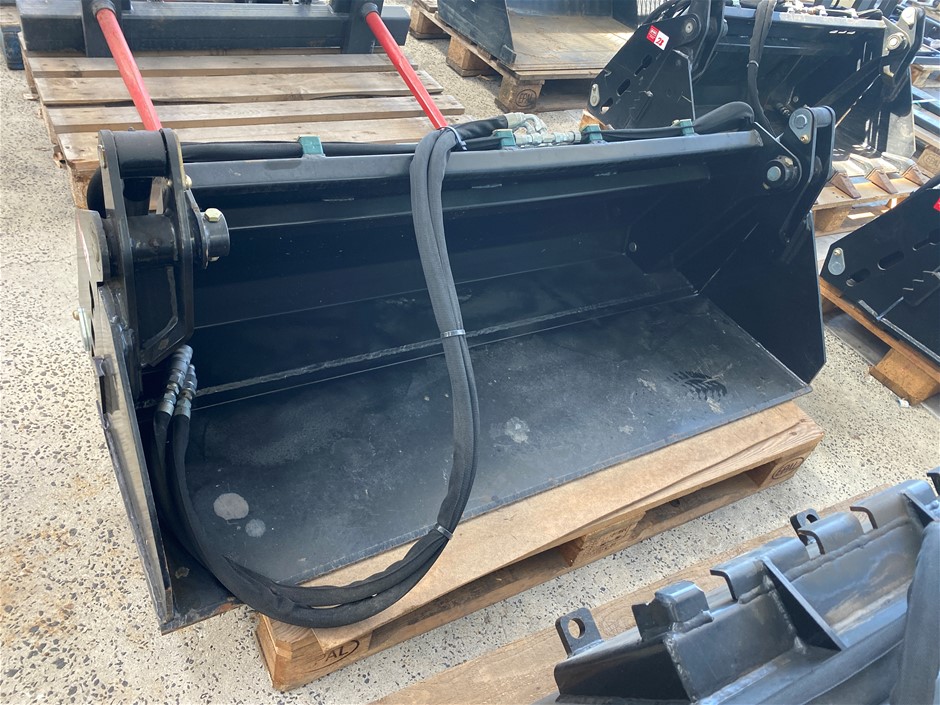 Unused Versatach Multi-Purpose Mini Loader Bucket