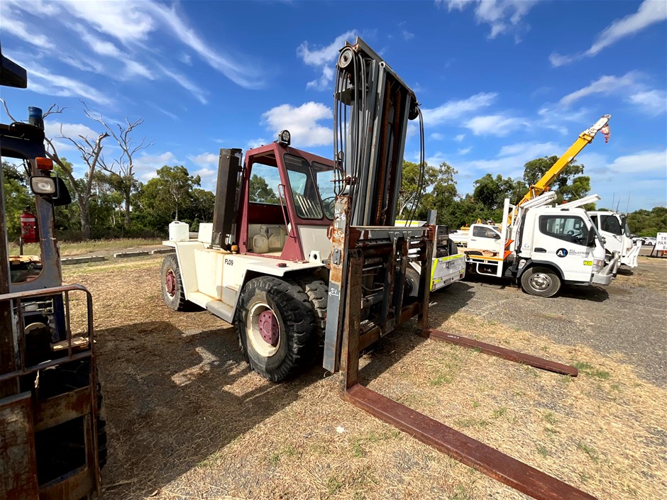 Caterpillar V300 4Wheel Counterbalance Forklift