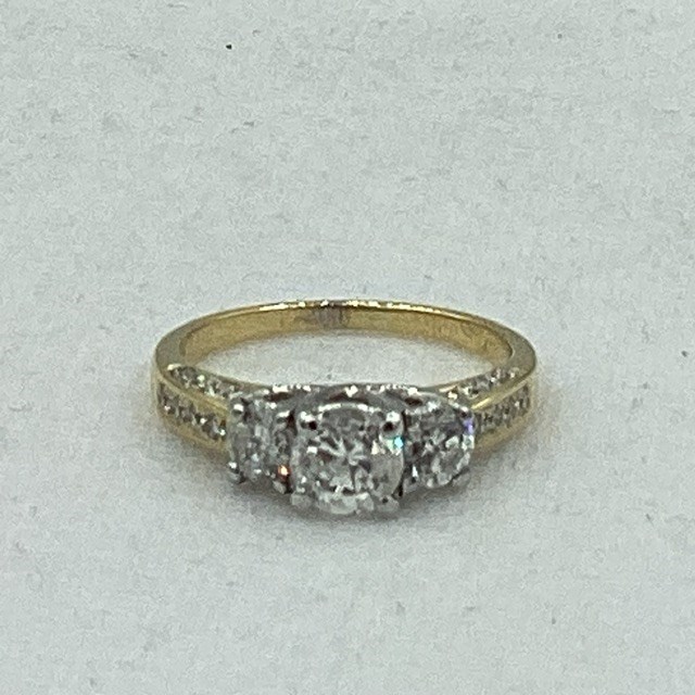 <p>18ct Yellow And White Gold Diamond Ring </p>