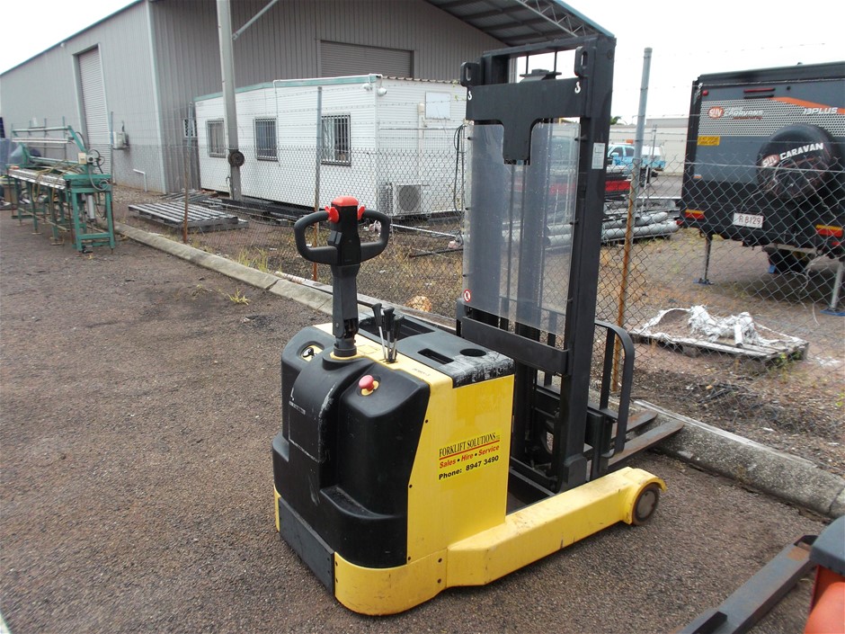 <p>CY1330 Walkie Reach Stacker</p>