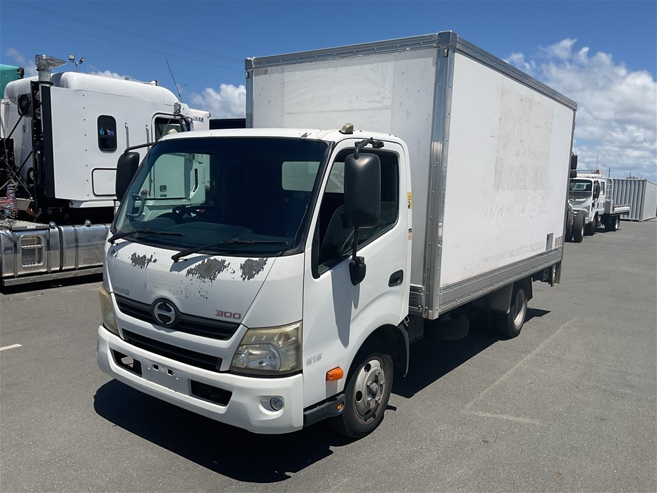 <p>2014 Hino 300 4 x 2 Pantech Truck</p>