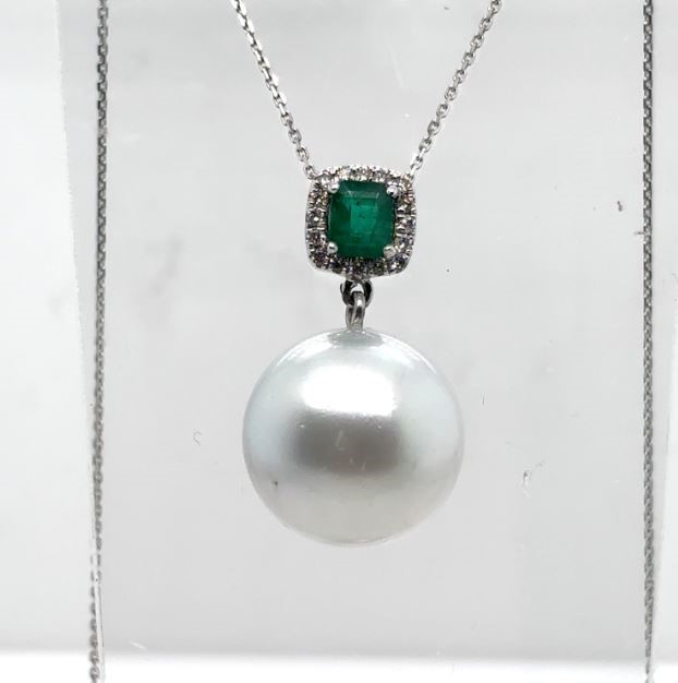 17.8 mm SSP & 1.00ct an emerald cut Emerald & 0.20ct 16 Stones Round Dia.