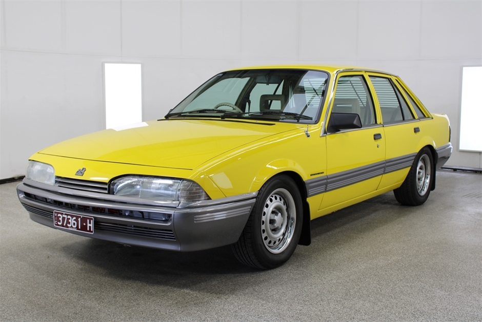 1987 Holden Commodore BT-1 (LW5 MX7) VL Manual Sedan