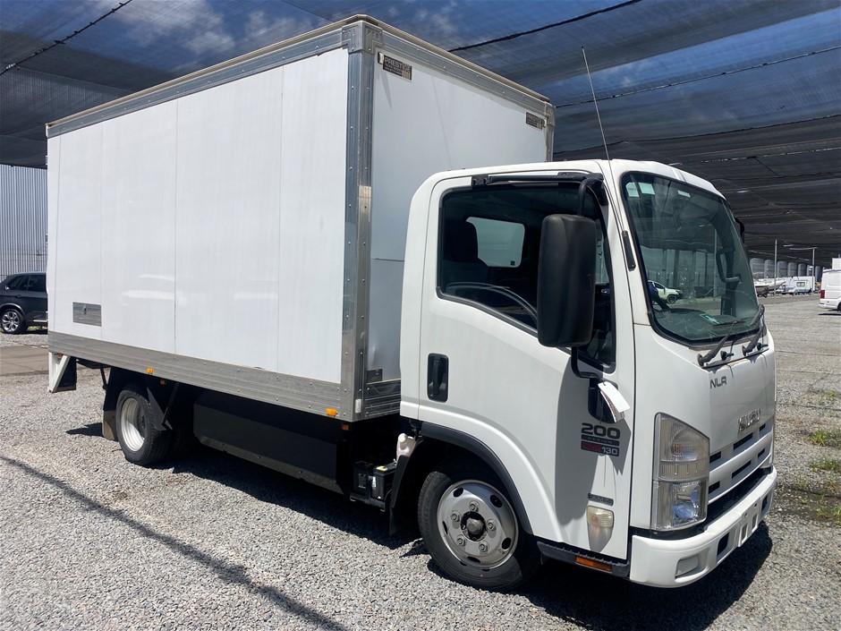 <p>2013 Isuzu NLR 4 x 2 Pantech Truck</p>
