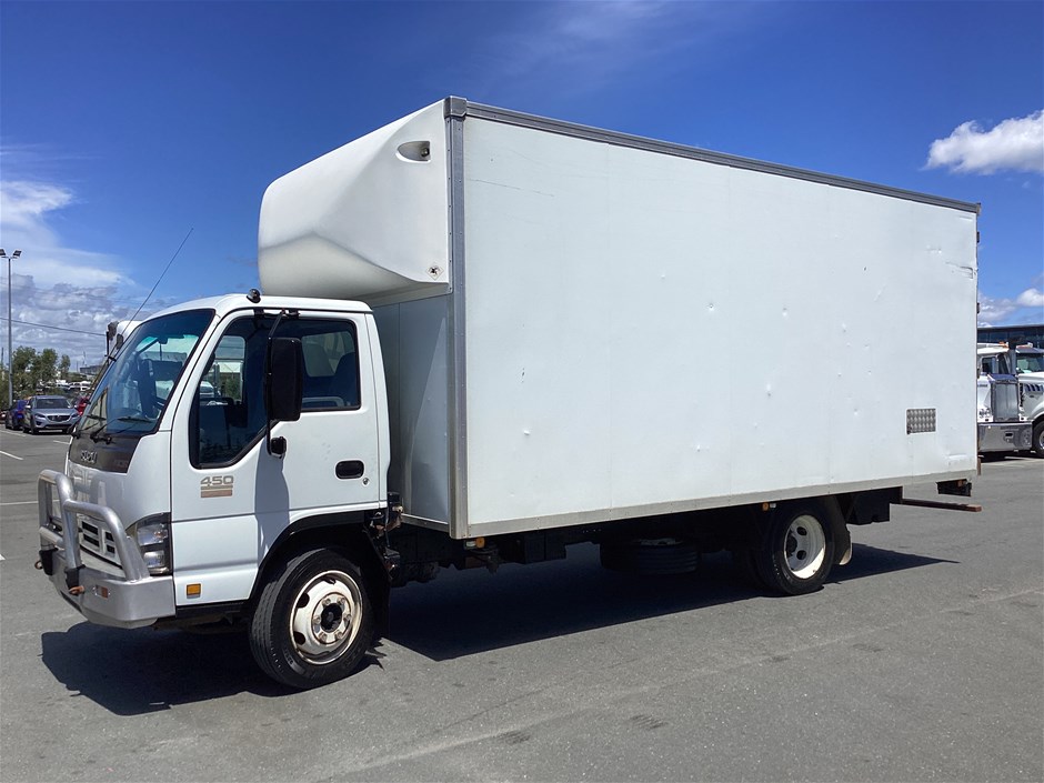 <p>2006  Isuzu NQR 4 x 2 Pantech Truck</p>