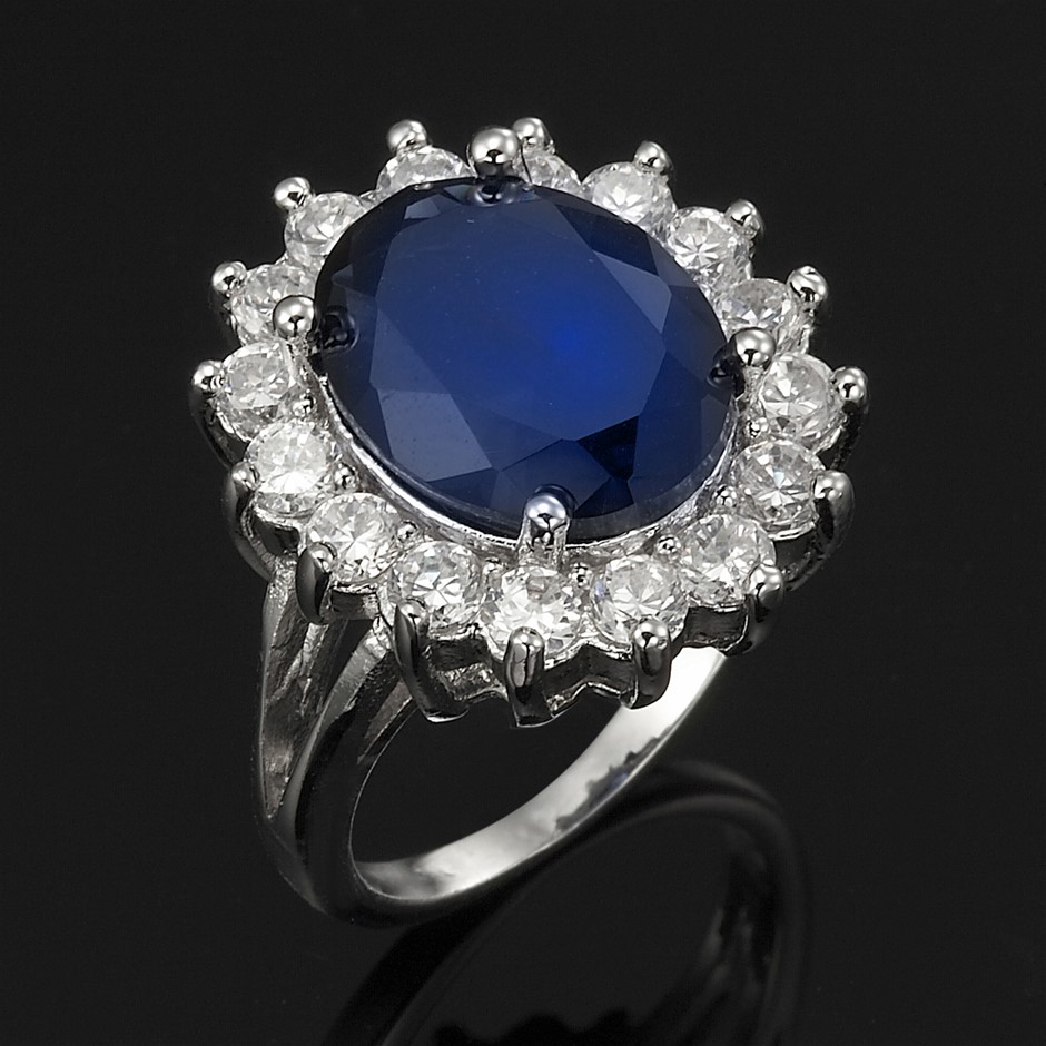 Replica Royal Ring - 16 Simulated Diamonds - US Size 7