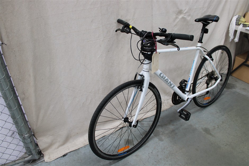 Giant Cross City White Bicycle