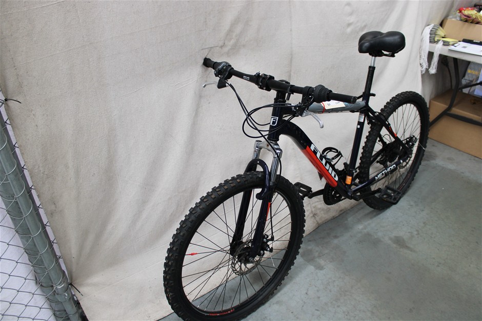 Fluid Method Black Bicycle