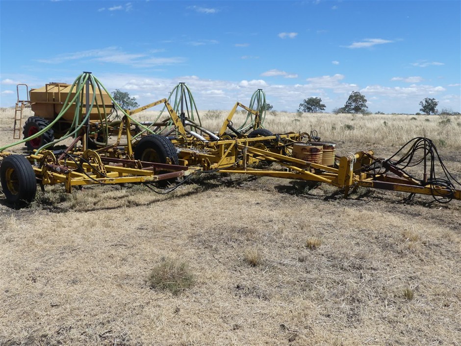 <B>Air Seeder (9 Metre Folding Wing)</B>
