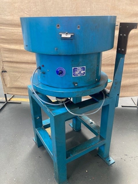 VIBRATORY BOWL FEEDER ON STAND