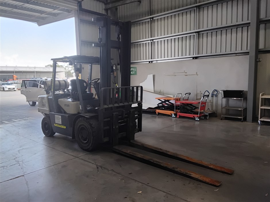 <p>CROWN CG50C-2 Pallet Truck</p>