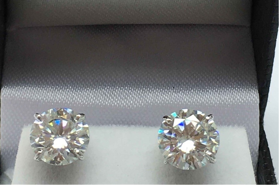 18ct White Gold, 4.46ct Moissanite Earring