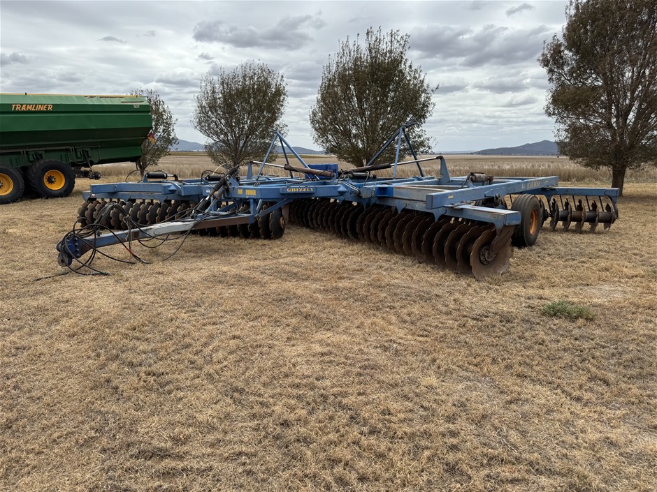 <B>Grizzly Field Boss 84 Disc Plough Folding Wing 10 Metre (Off-Set)</B>