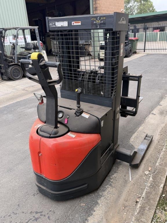 LINDE EWX30 Walkie Reach Stacker