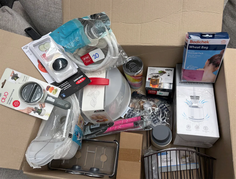 Approx. 17x Assorted Items for kitchen and bath.