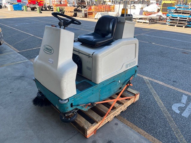 <p>Tenant 6100 Ride-on Sweeper</p>