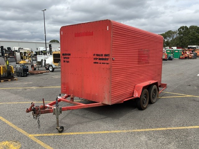 <p>2006 U Tow Furniture Tandem Dry Freight Van Trailer</p>