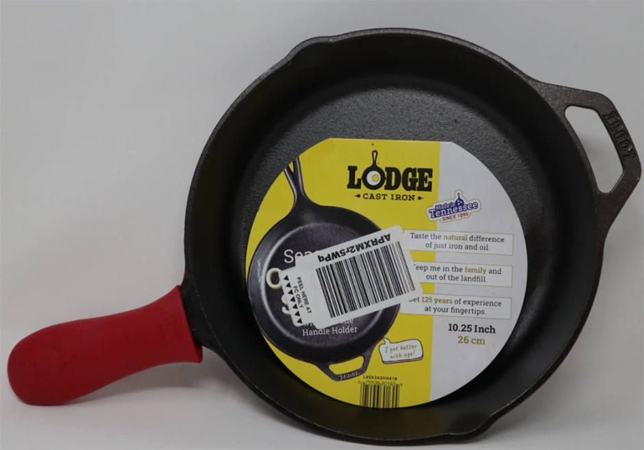 LODGE Cast Iron Frying Pan With Red Silicone Handle, L8SK3ASHH41B. NB: Dirt