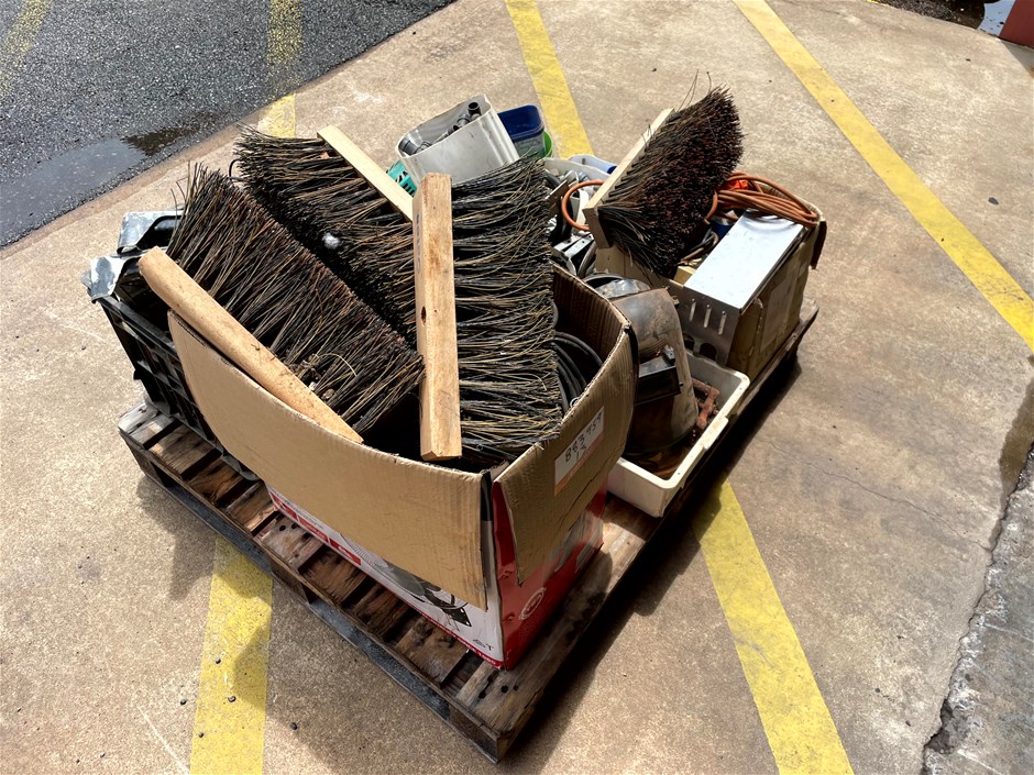 <p>Broom Heads, 3x Large Shackles, Assorted Irrigation Fittings.</p>