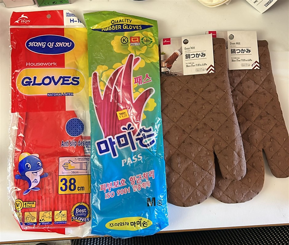 2x Oven Mitts, 2x Gloves