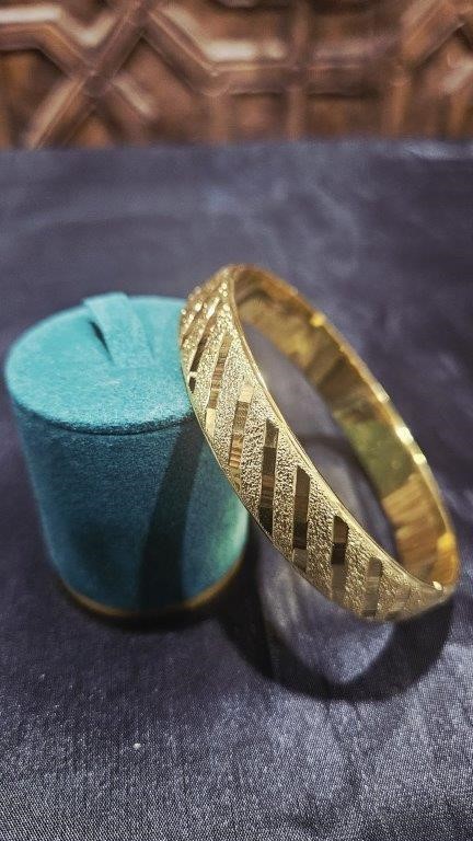 22K/ITALY Yellow bangle -(stamped 22K/ITALY)